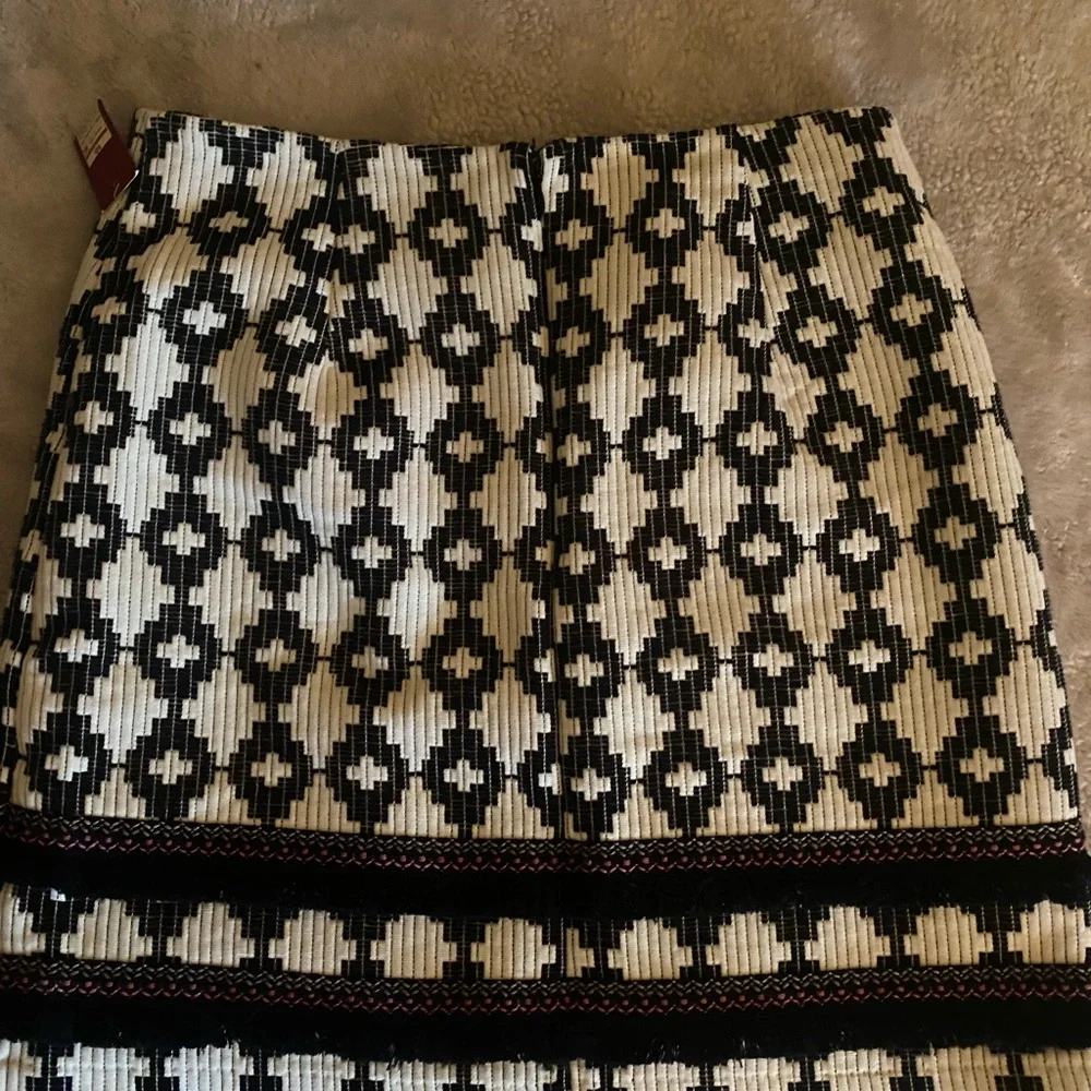NWT Merona Black and White Merona Geometric Mini Skirt. SZ 10